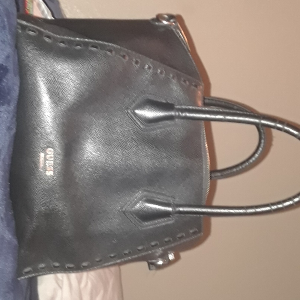 All black supper cute Guess pruse